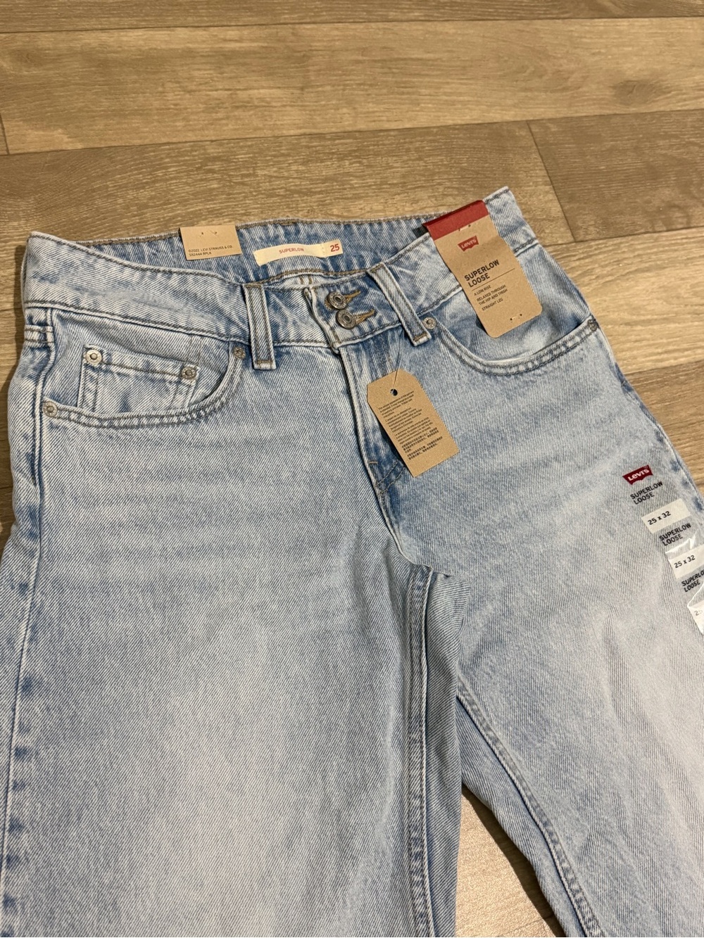 Levi's Women's Low-Rise Superlow Loose Jeans - Abraided Art 25x32 - Picture 3 of 16